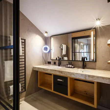 Nova Moments Boutique 4*
