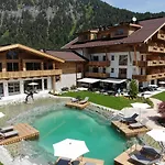 Nova Moments Boutique 4*